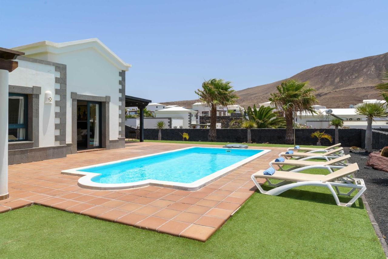 Villa Los Dragos Playa Blanca  Exterior photo